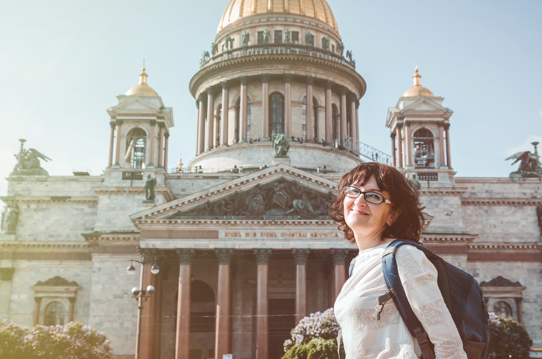 Glückliche Frau vor einer Kirche in St. Petersburg