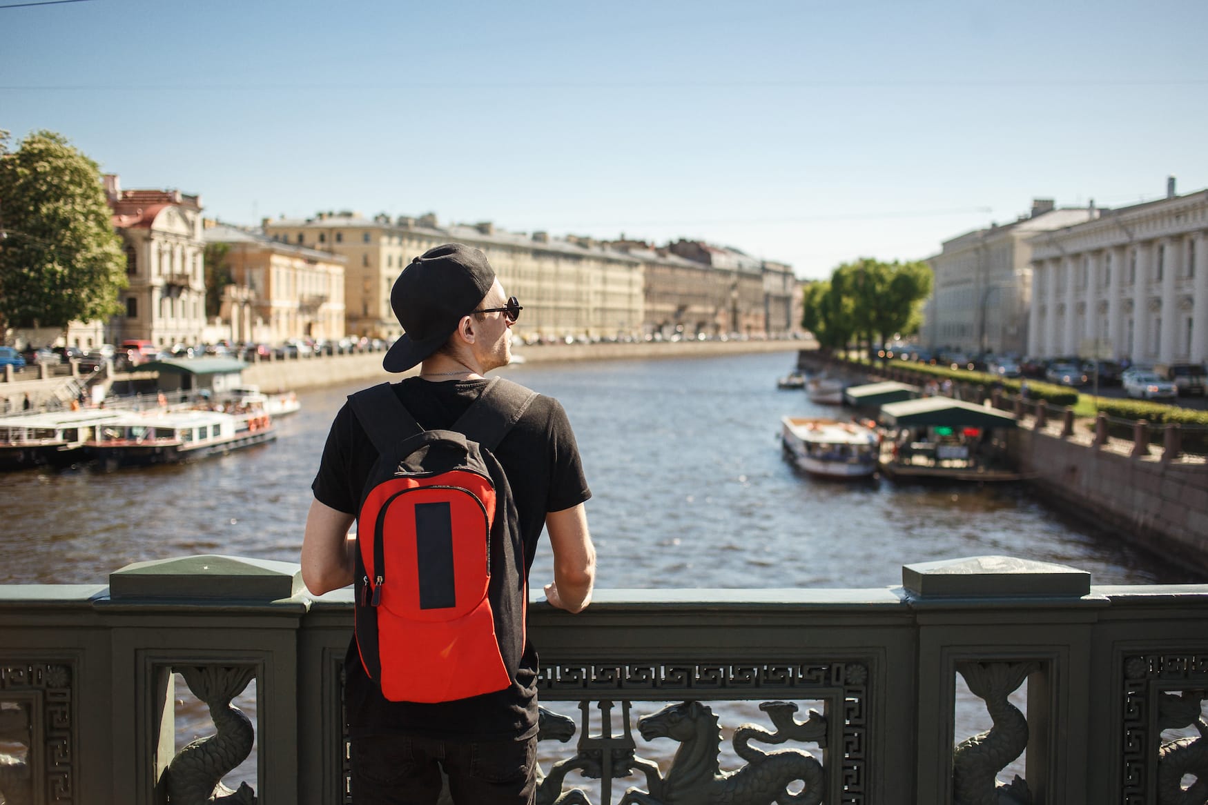 Mann mit Sonnebrille genießt St Petersburg im Sommer