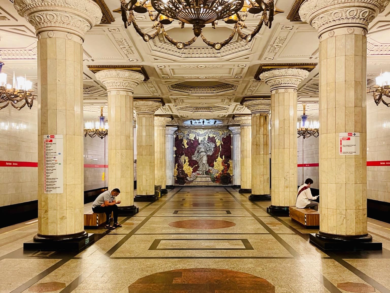 U-Bahn-Haltestelle in der russischen Stadt St. Petersburg