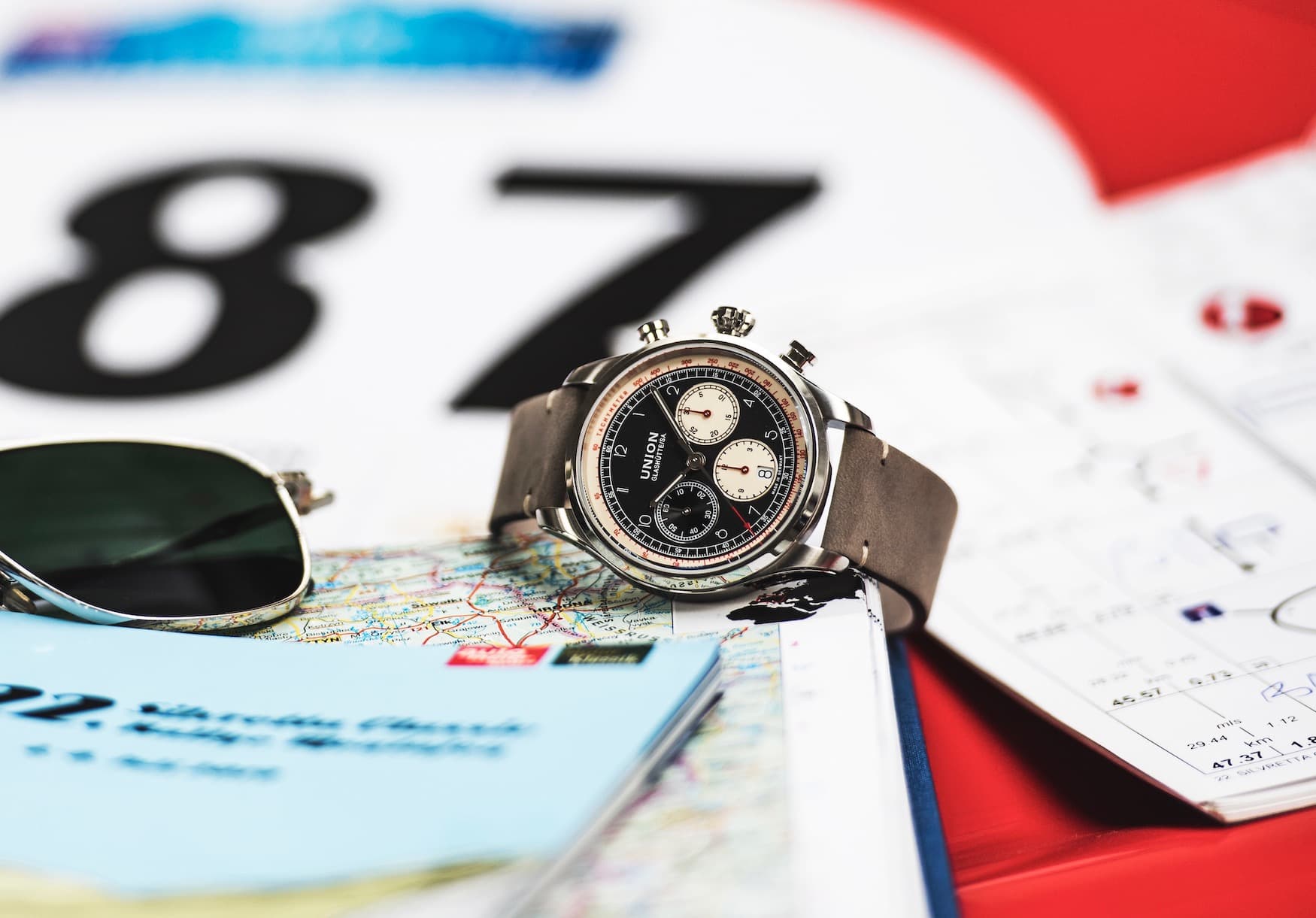 Luxuriöse Herrenuhr liegt auf Magazinen