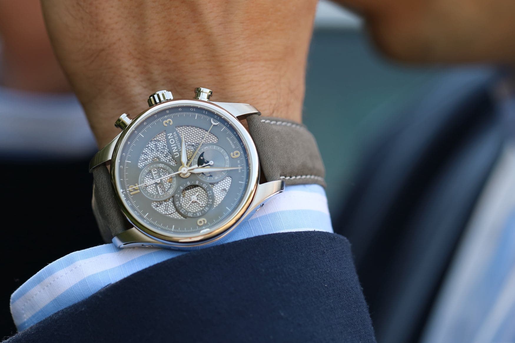 Mann trägt das Uhrenmodell Belisar Chronograph Mondphase am Armgelenk