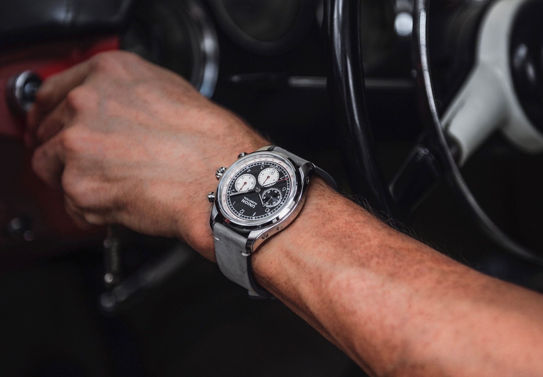 Mann trägt Uhrenmodell Belisar Chronograph