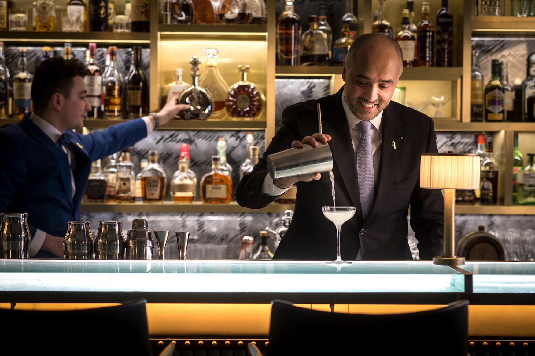 Barkeeper in der The Donovan Bar im Browns Hotel in London