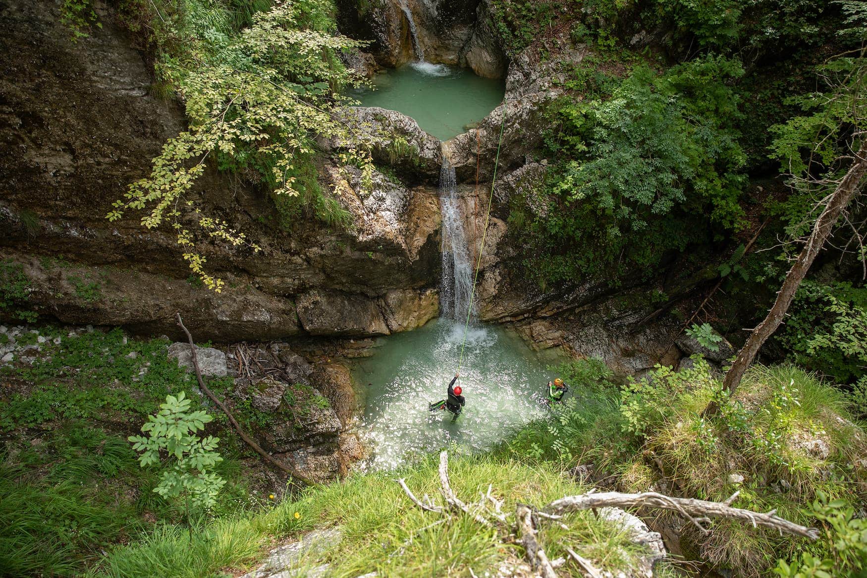 Zwei Menschen beim Canyoning in slowenischen Gewässern