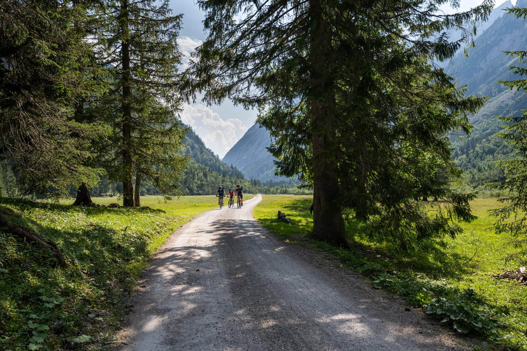 Fahrradfahrer auf Bike and Hike Tour in den Bergen