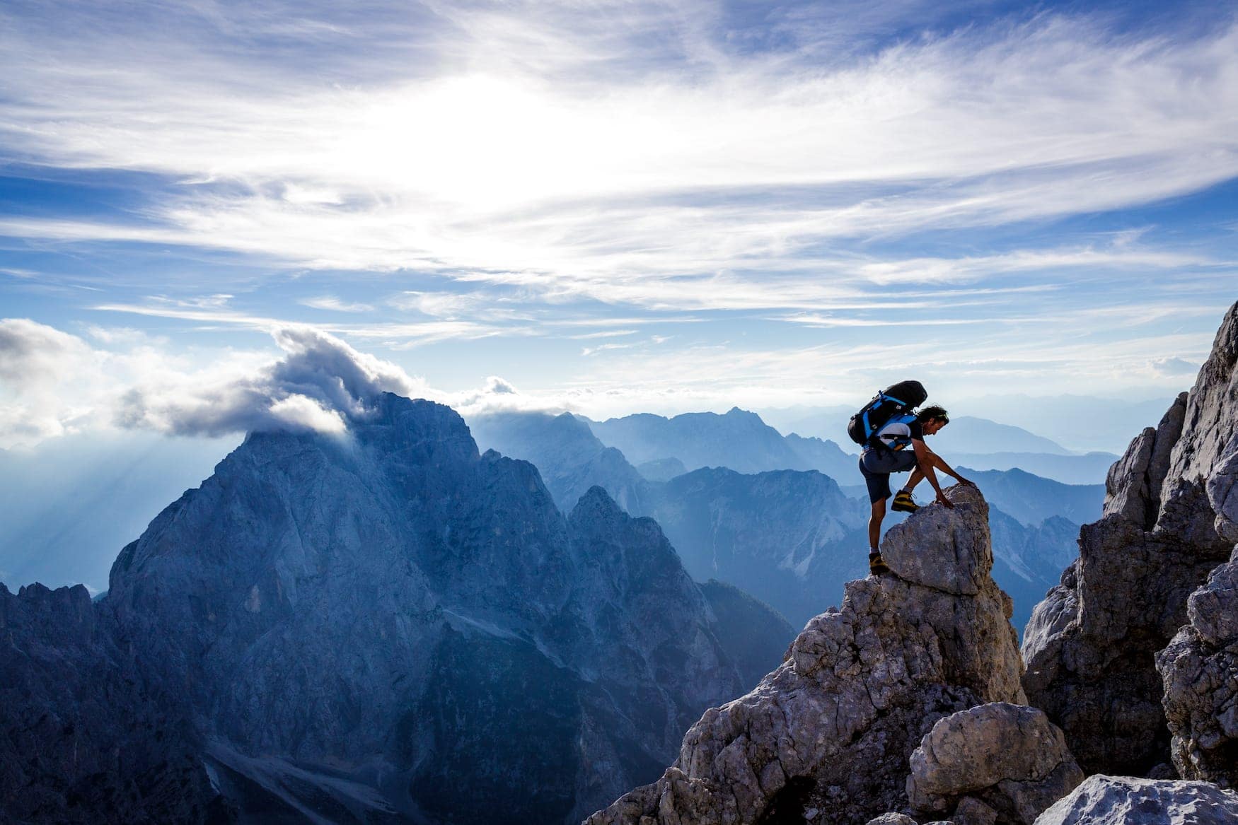 Wanderer beim Klettern in den Julischen Alpen in Slowenien
