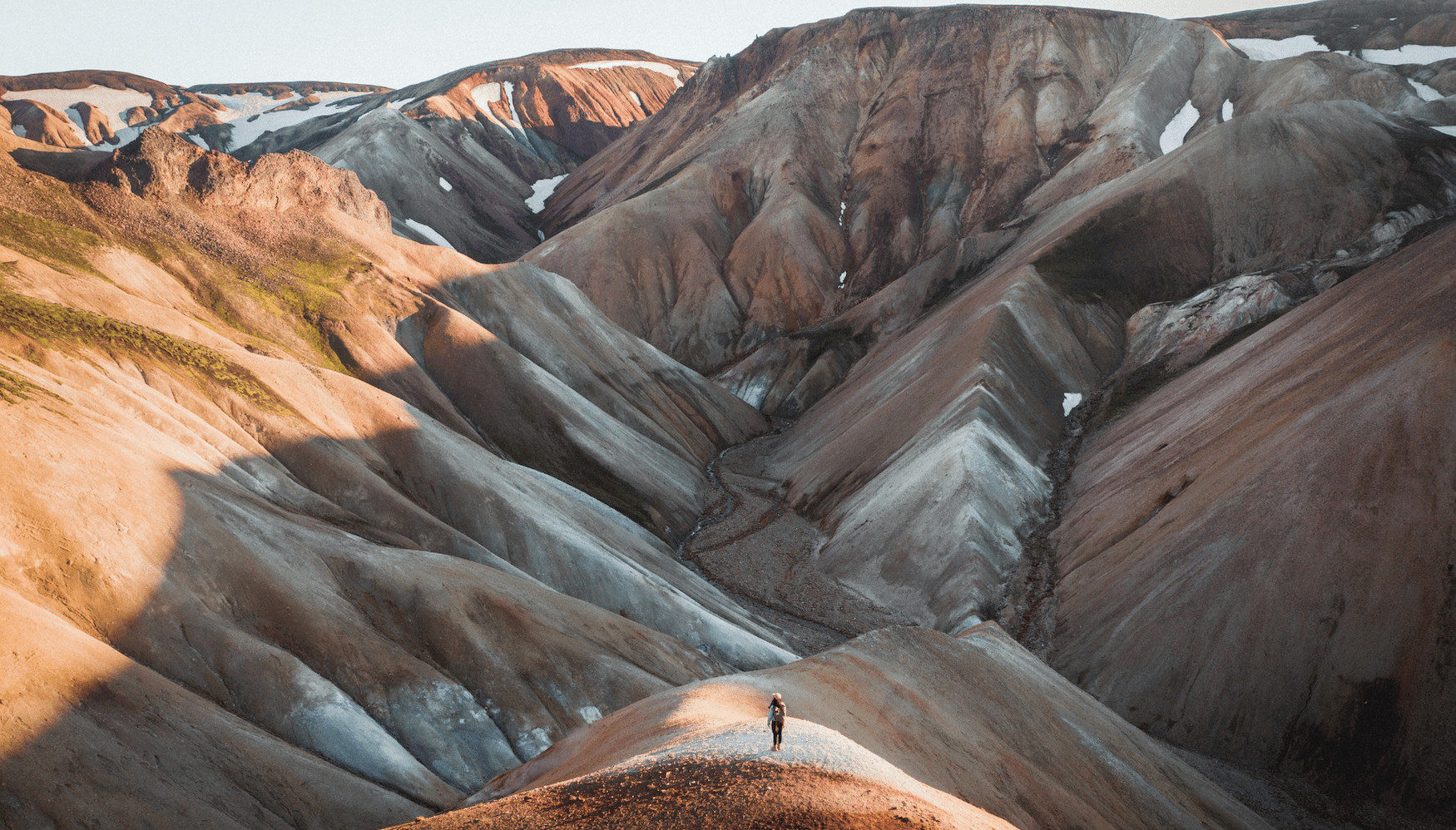 Bunt leuchtende Berge im Landmannalaugar-Gebirge in der Natur in Island