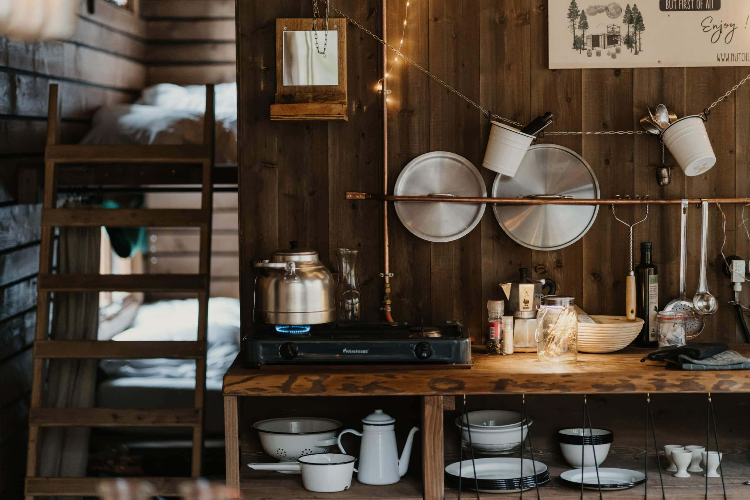 Küche in Cozy Cabin im franzäsischen Elsass, der einen schönen Urlaub in der Natur ermöglicht