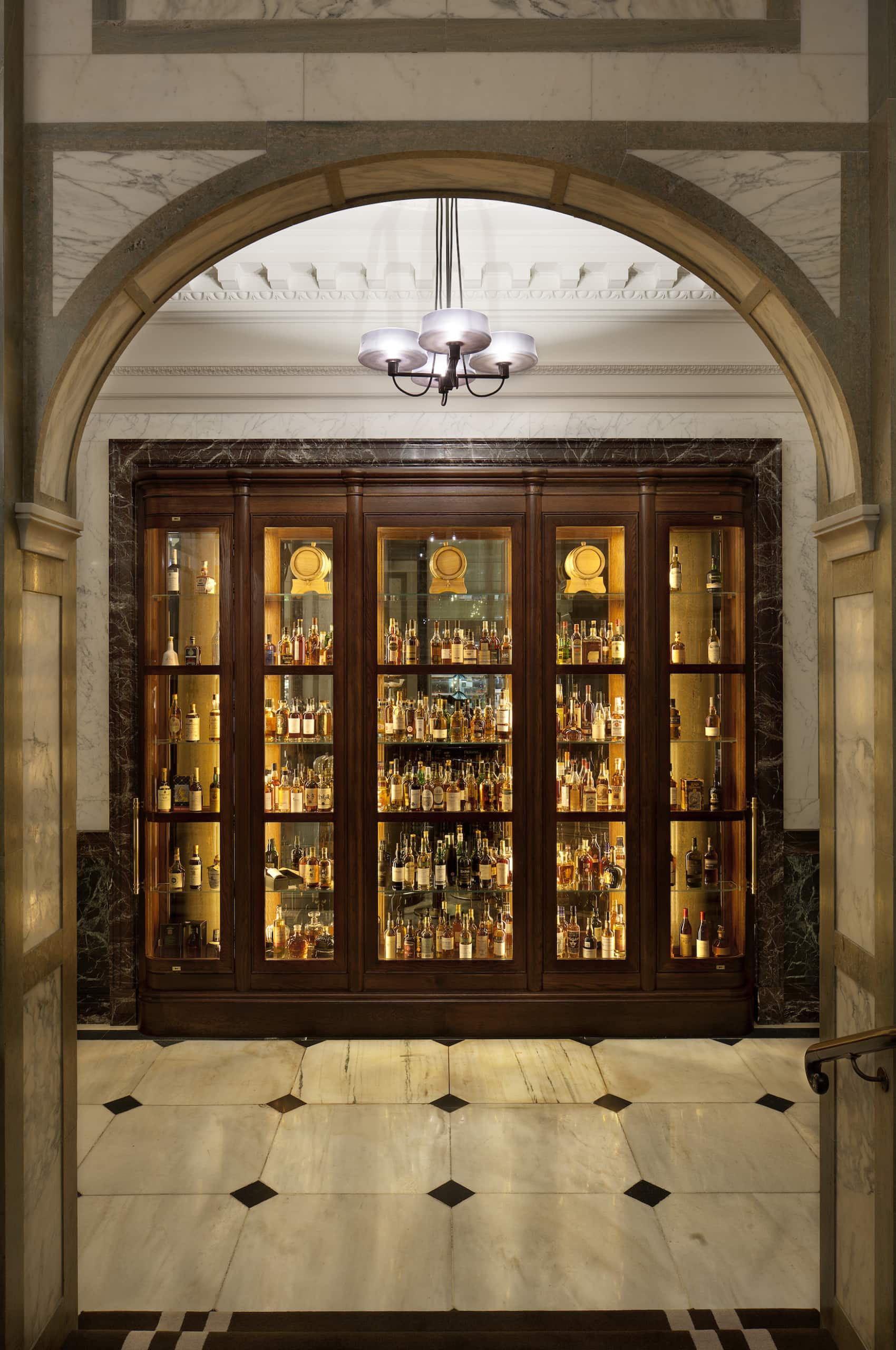 Whiskey Wall im Rosewood London