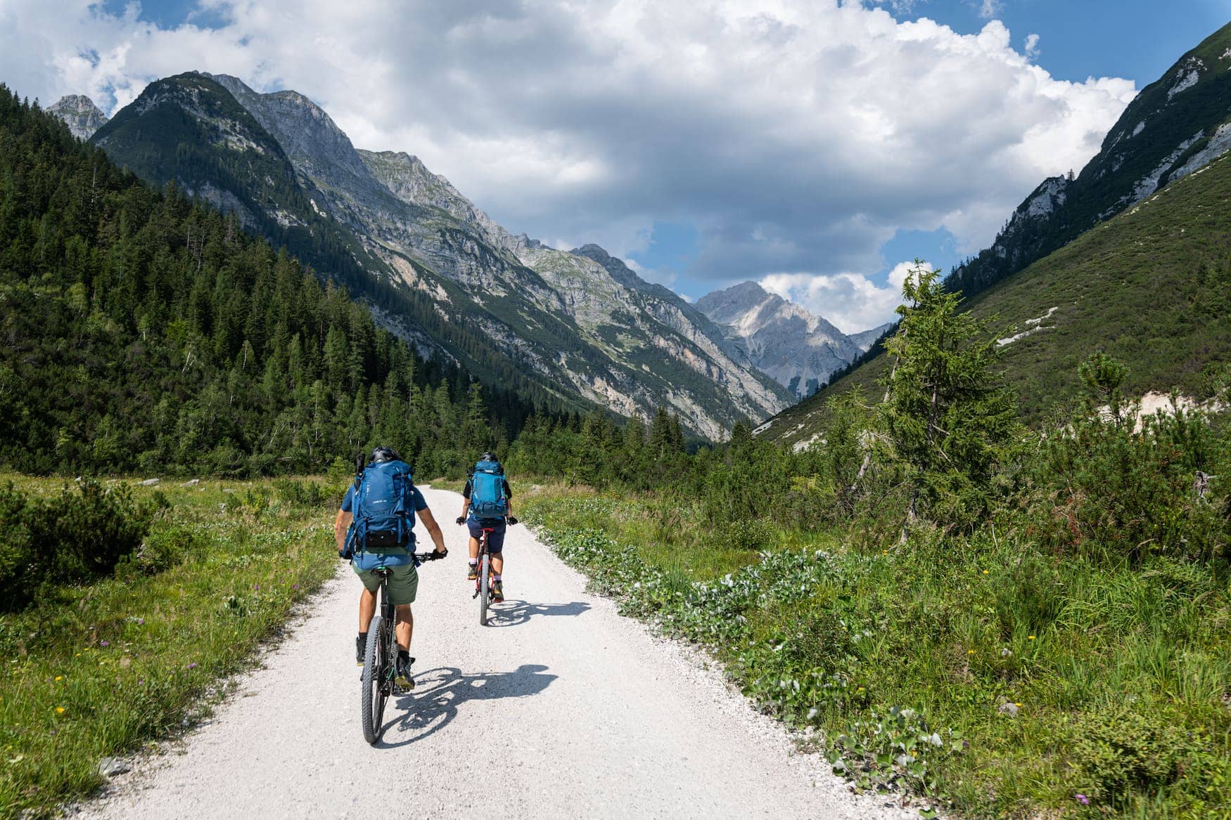 Zwei Fahrradfahrer fahren durch die Österreichischen Alpen