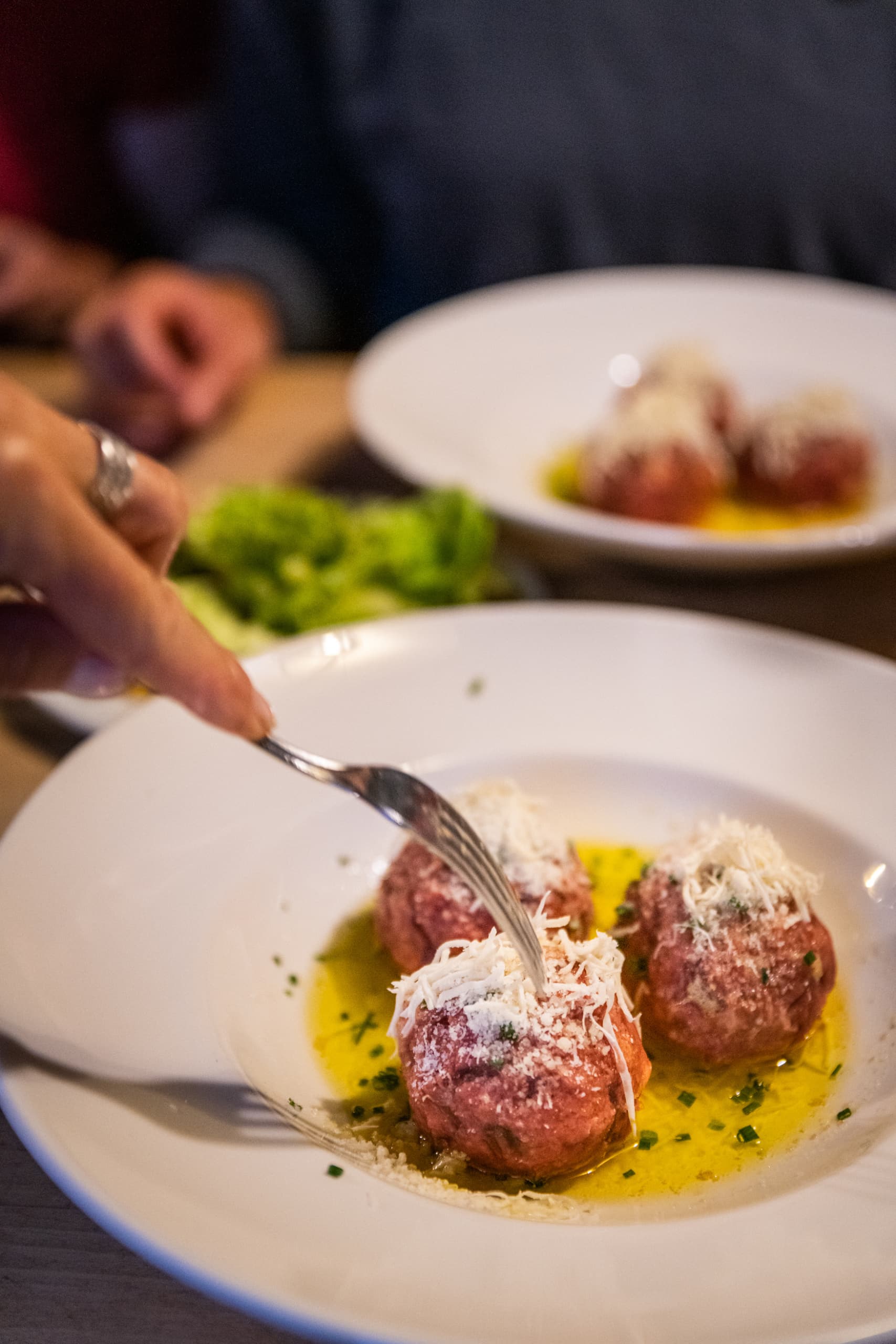 Knödel serviert in einer Almhütte