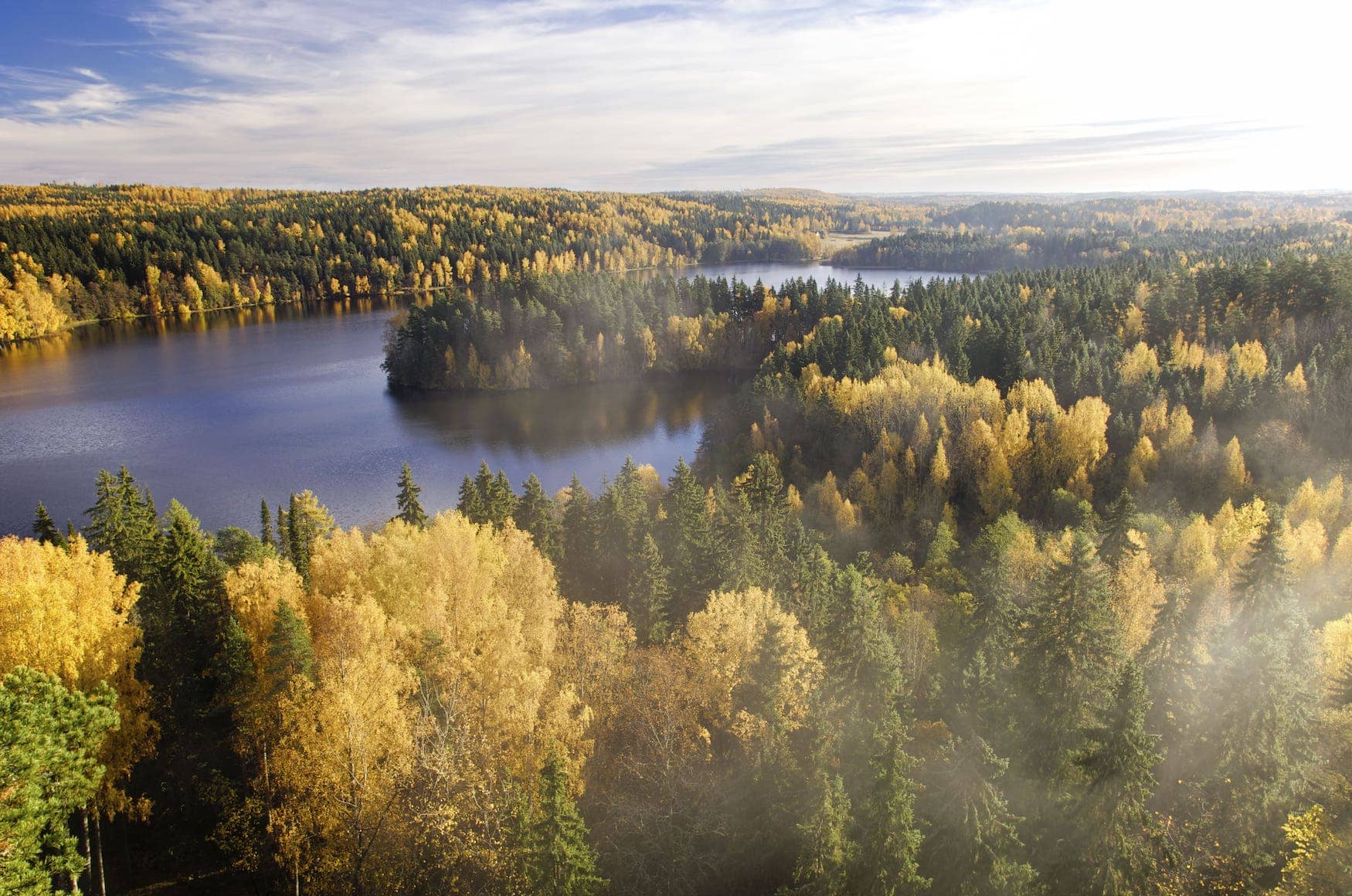 Herbstliche Seenlandschaft in Finnland