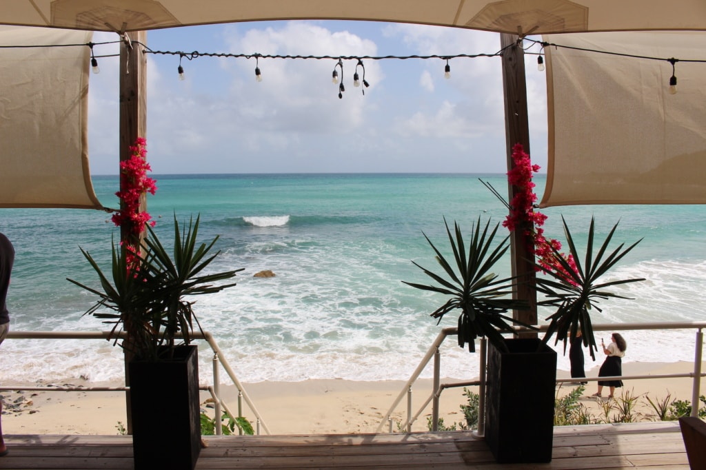 Am Indigo Beach auf Sint Maarten luncht man in toller Atmosphäre.