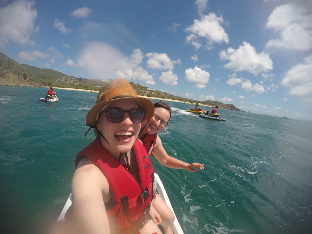 Eine Jetski-Tour rund im St. Martin / Sint Maarten ist eine rasante Art, die Insel zu erkunden.
