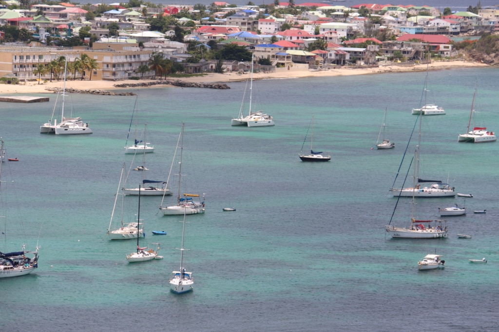 Die Hauptstadt von St. Martin, Marigot, liegt wunderschön in einer Bucht eingebettet.