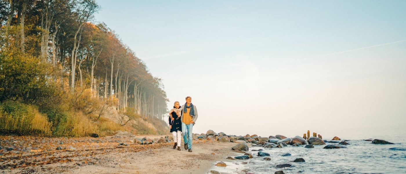 Eine Wanderung an der Steilküste vor Heiligendamm ist gerade im Herbst ein Erlebnis für die Sinne: Der atemberaubende Blick über die Weite der Ostsee, die kühle Brise auf der Haut, der Duft des herbstlichen Buchenwaldes, das Knirschen des Meeres, wenn es am Ufer über die Steine rollt. | TMV/Petermann