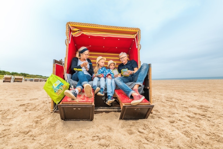 Mit Oma und Opa im Strandkorb – auch im Herbst gibt es am Strand jede Menge zu erleben.