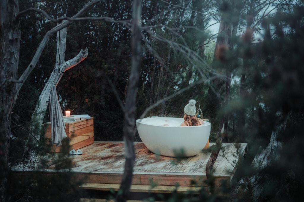 Frau im Outdoor-Pool im Pumphouse Point, Tasmanien