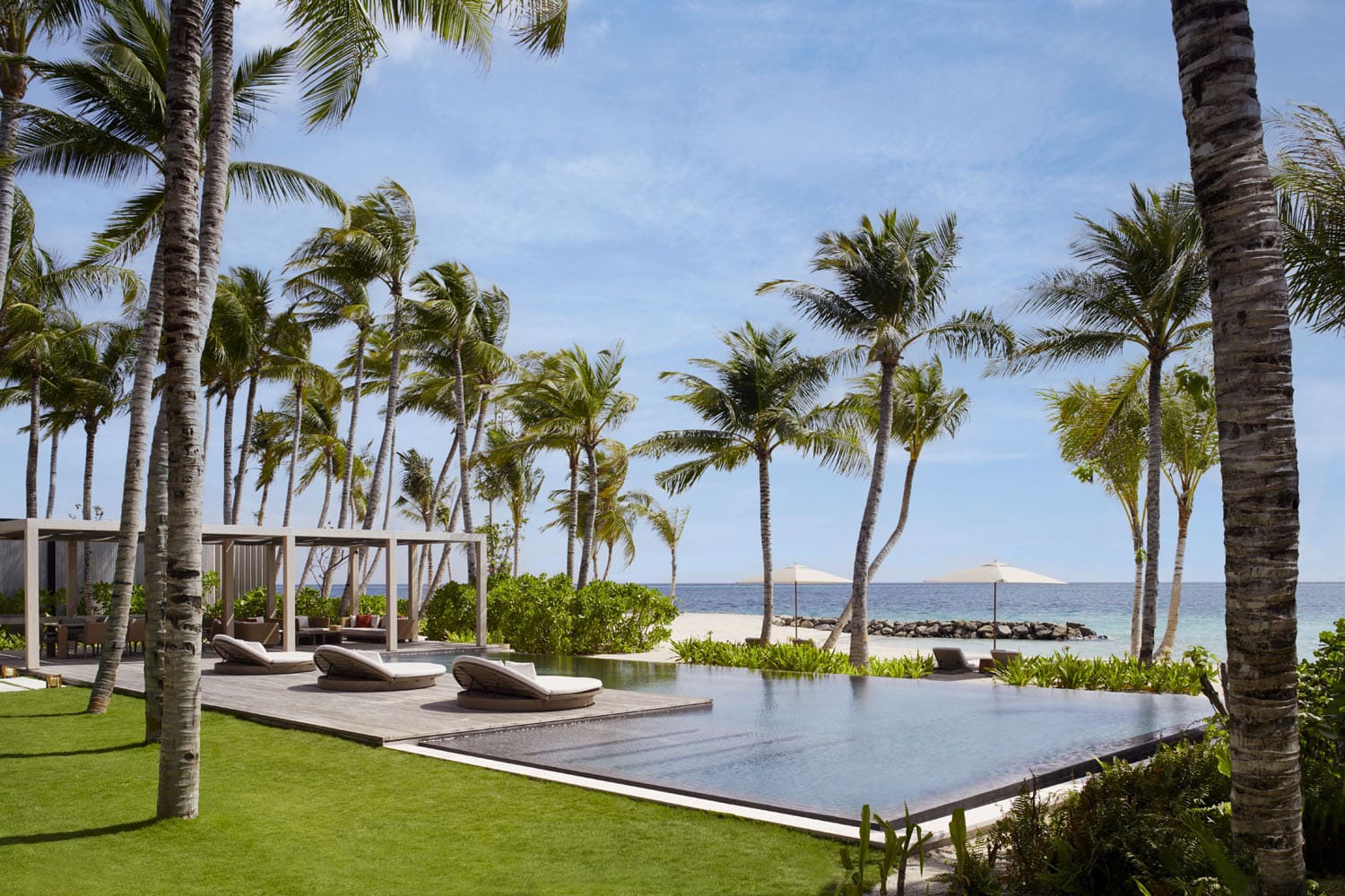 Sonnenterrasse des The Ritz-Carlton Maldives Fari Islands