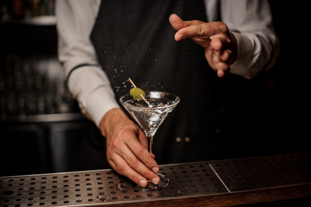 Barkeeper mischt einen Martini in einer Hotelbar