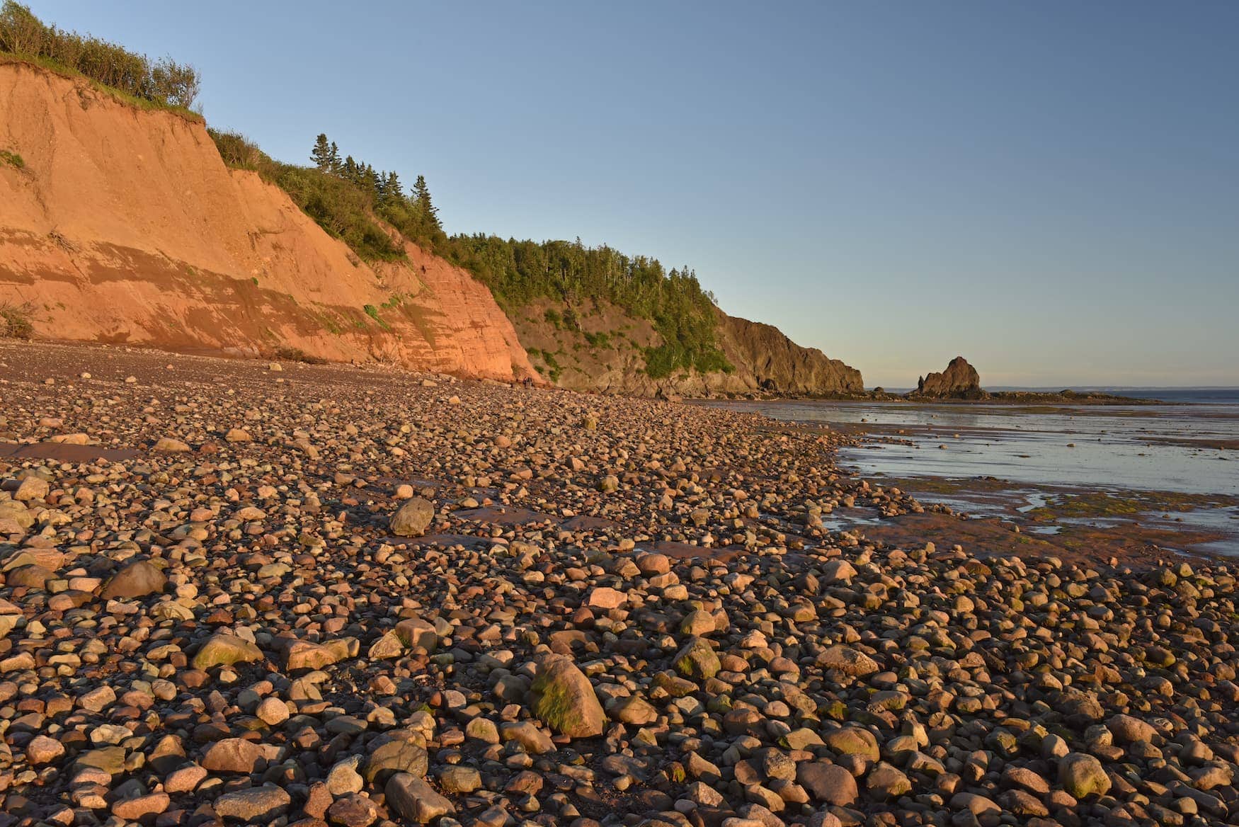 Roter Sand und Felsen an der Bay of Fundy in Kanada