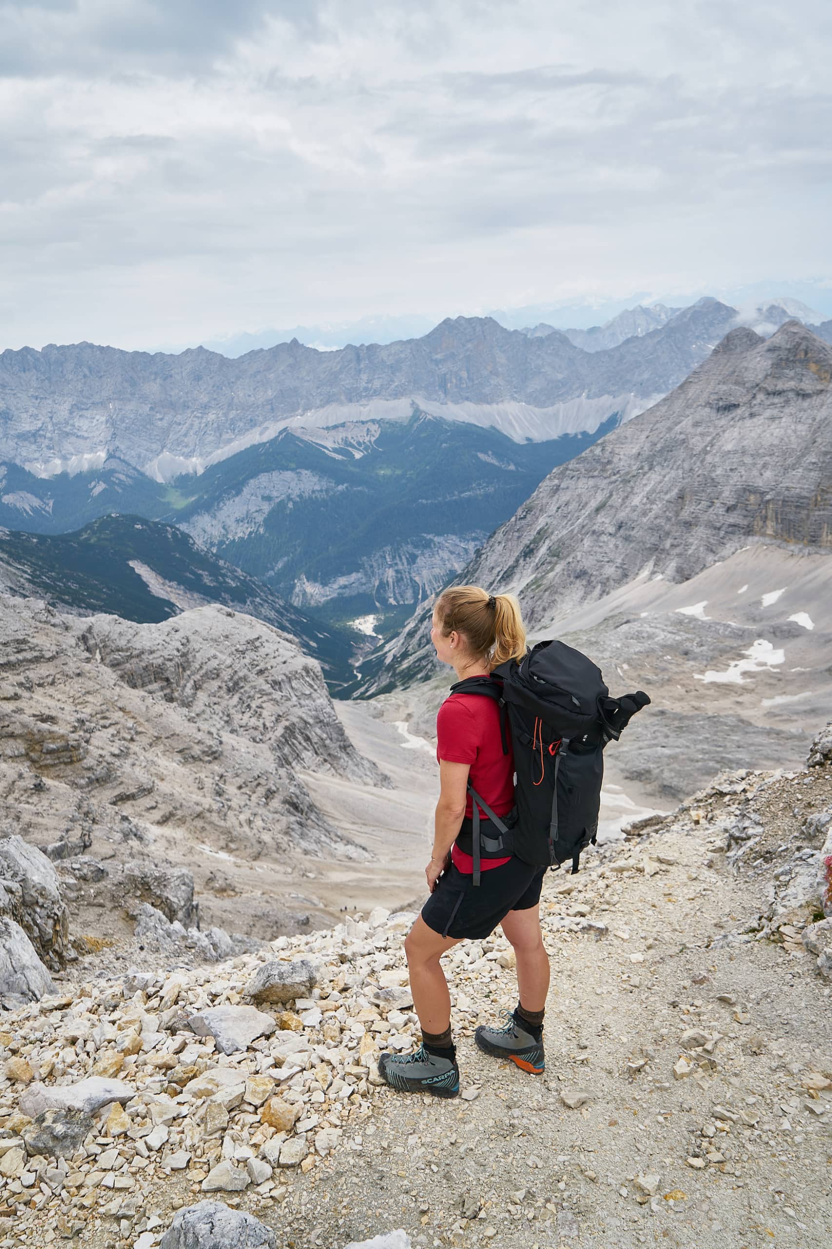 Frau hat die Spitze einer Wandertour im Karwendelgebirge erreicht