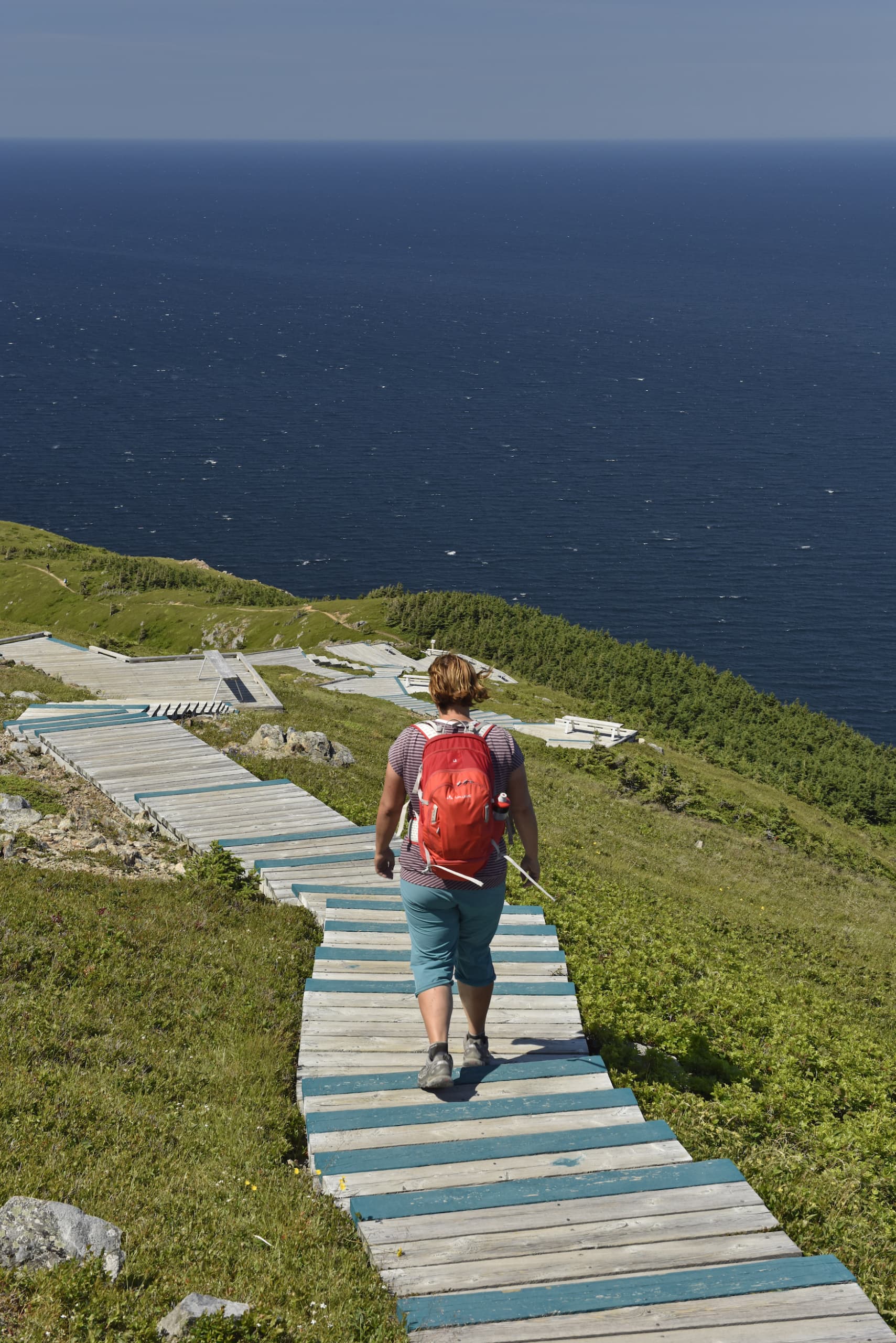 Frau wandert den Cabot Trail an der Küste von Nova Scotia