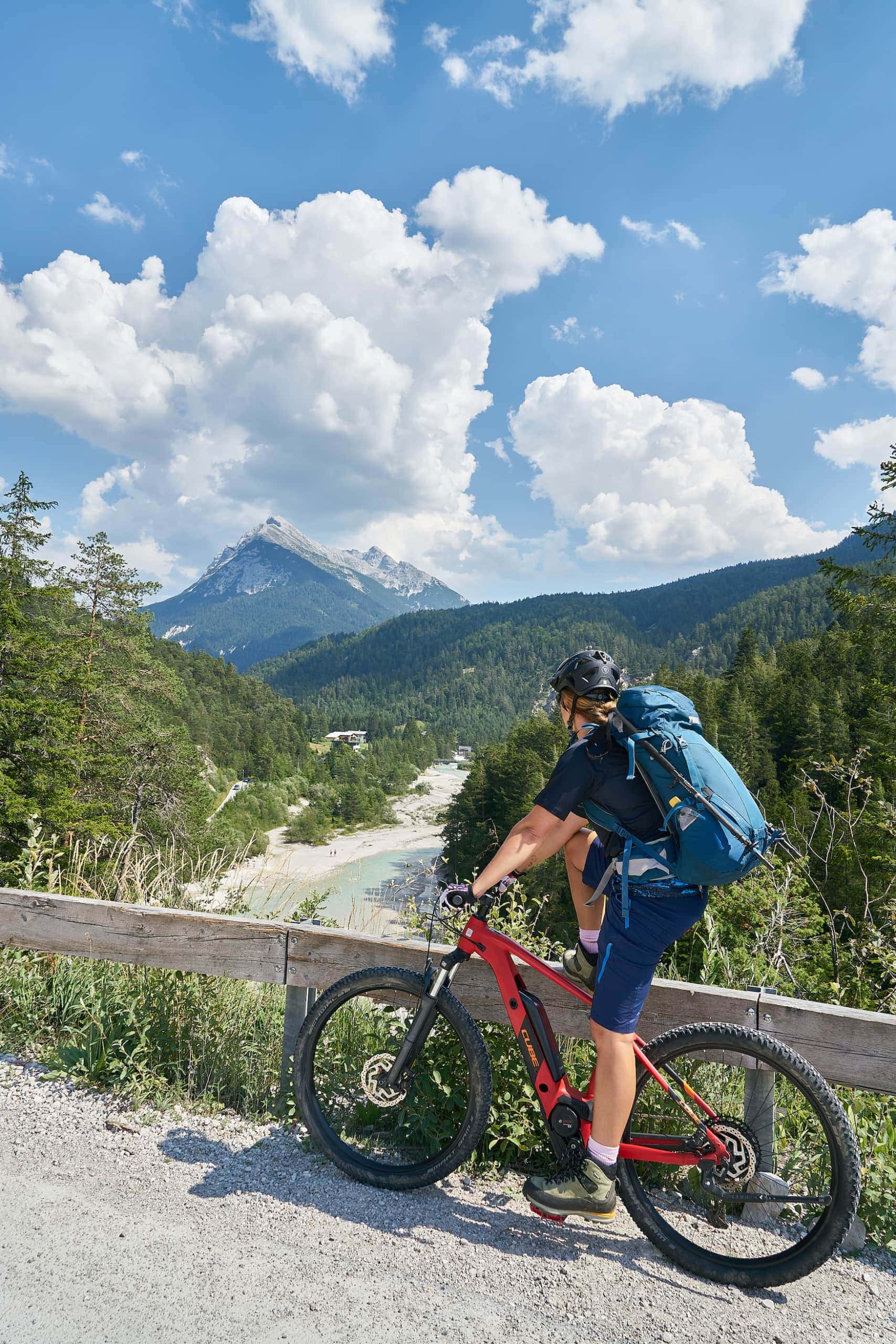 Fahrradfahrerin auf E-Bike im Karwendelgebirge in Österreich