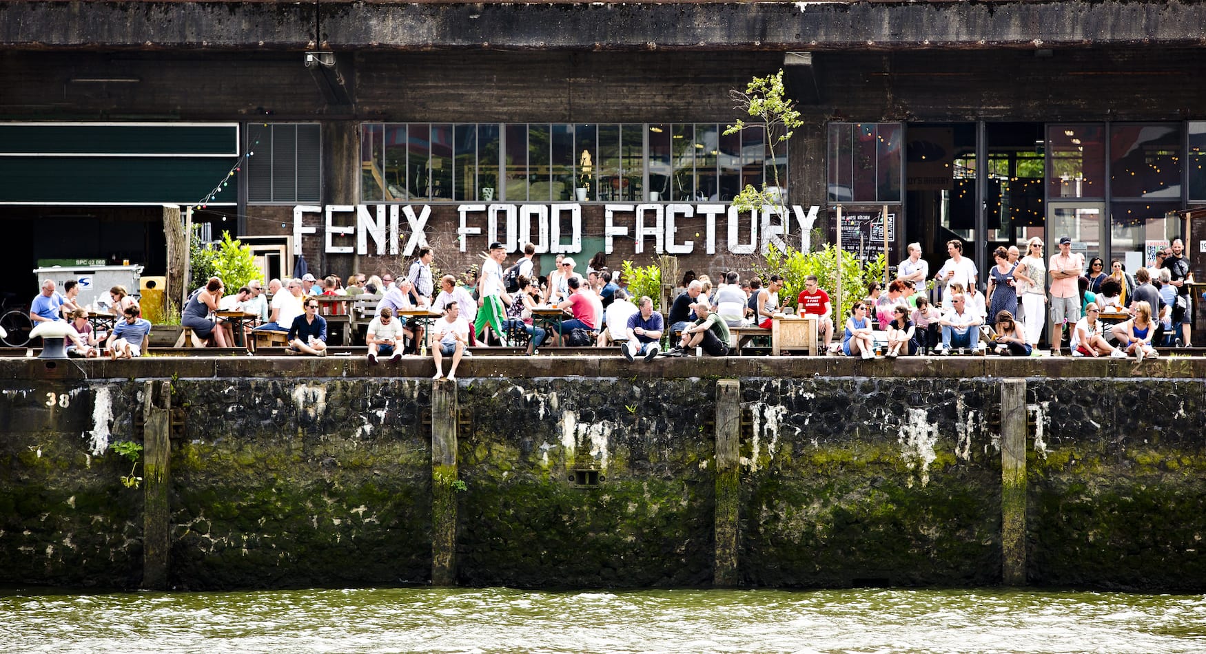 Menschen sitzen in der Fenix Food Factory in Rotterdam