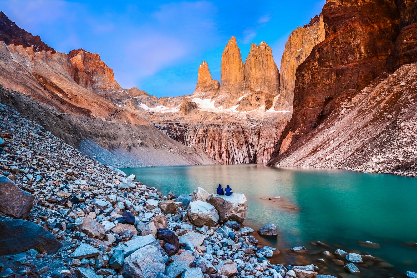 Menschen sitzen am Gletscher der Laguna Torre in Patagonien