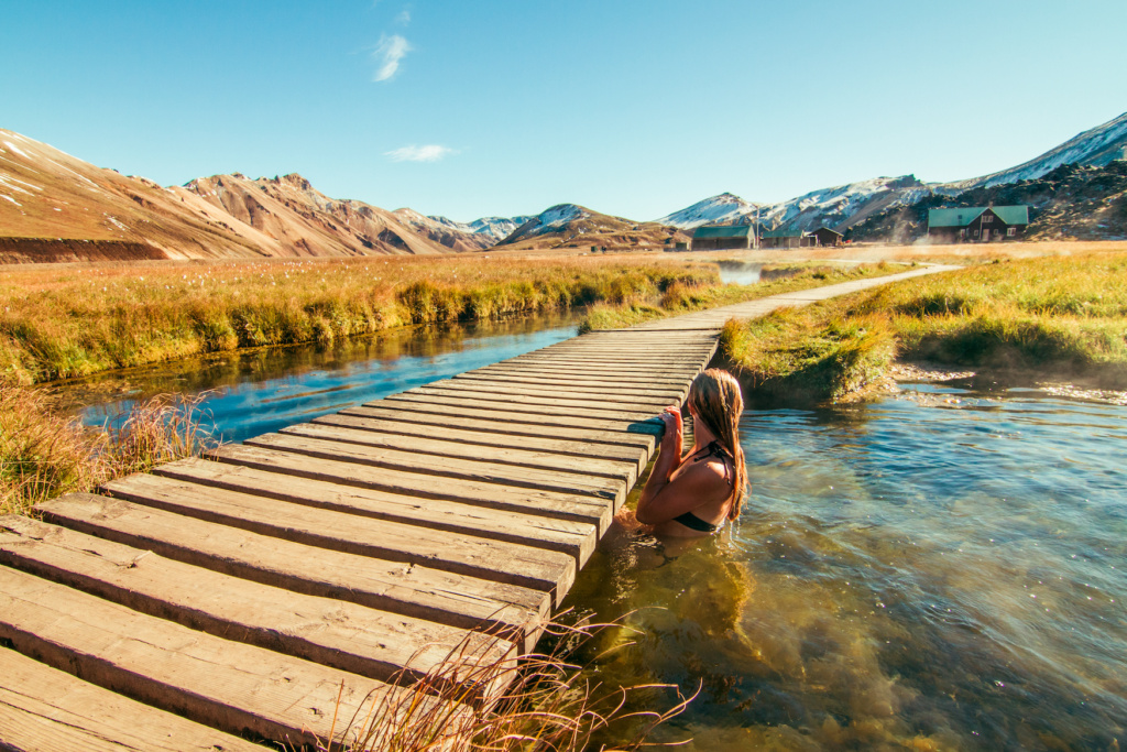 Frau badet in See im Landmannalaugar-Gebirge in Island