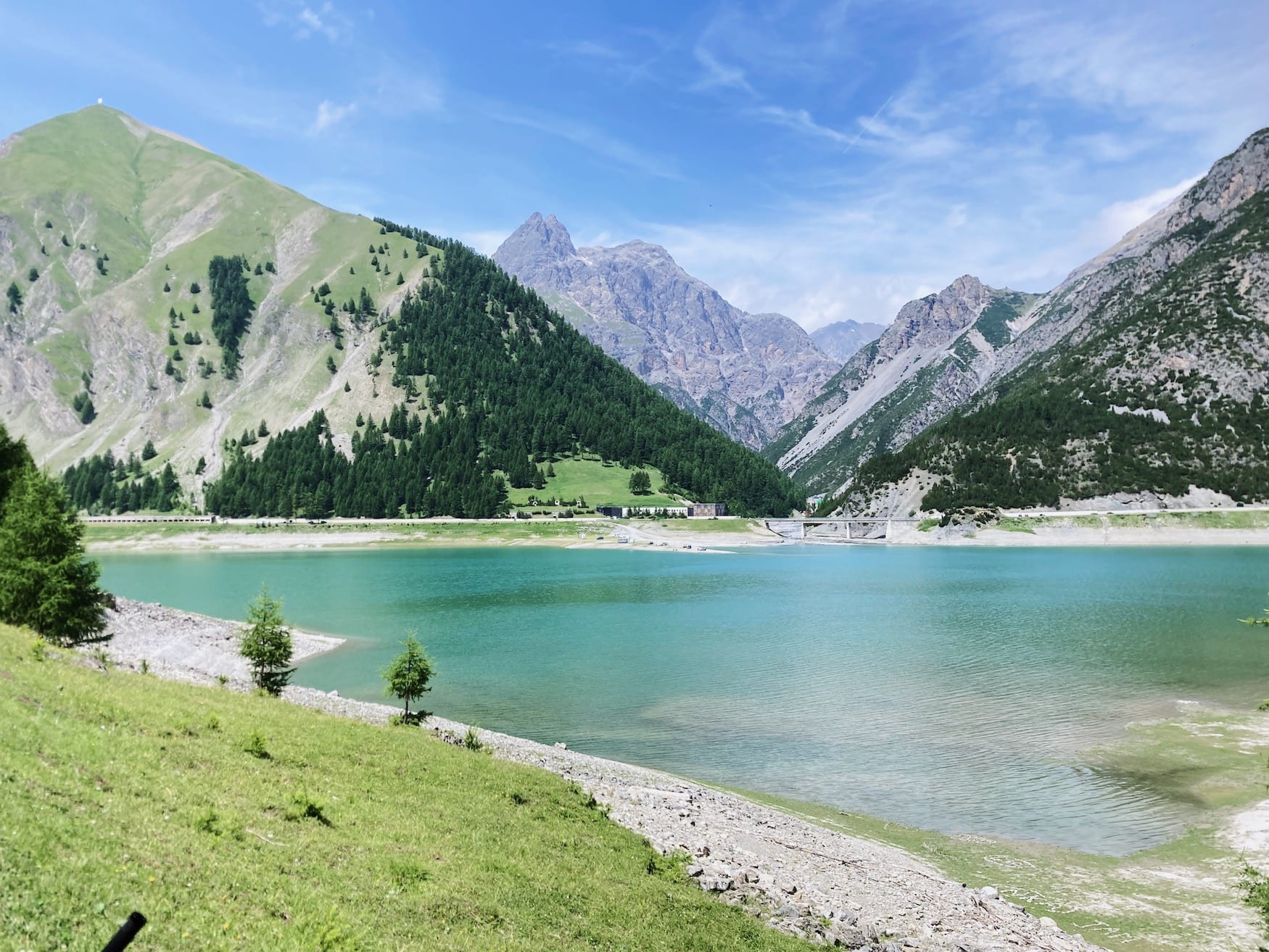 Lago di Livigno an einem sonnigen Tag