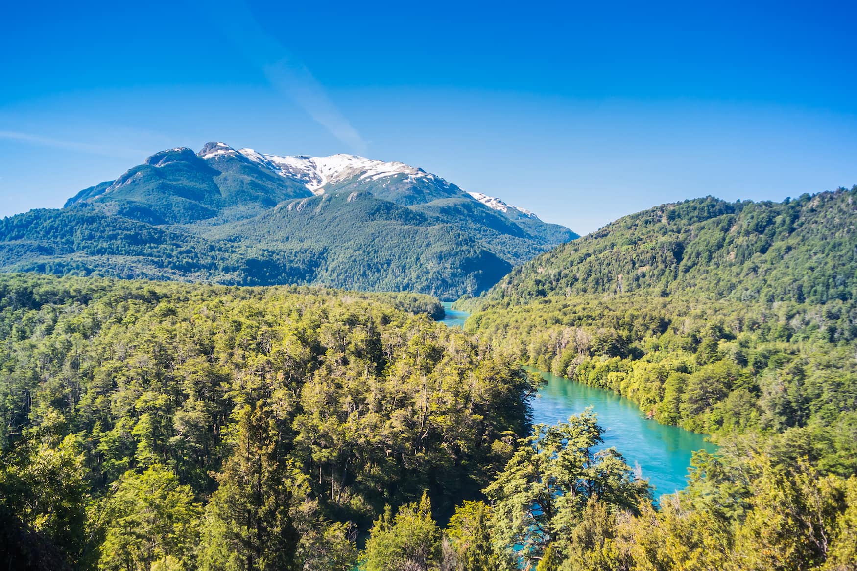 Blick auf Bergsee in Nationalpark Los Alerces in Patagonien, Argentinien