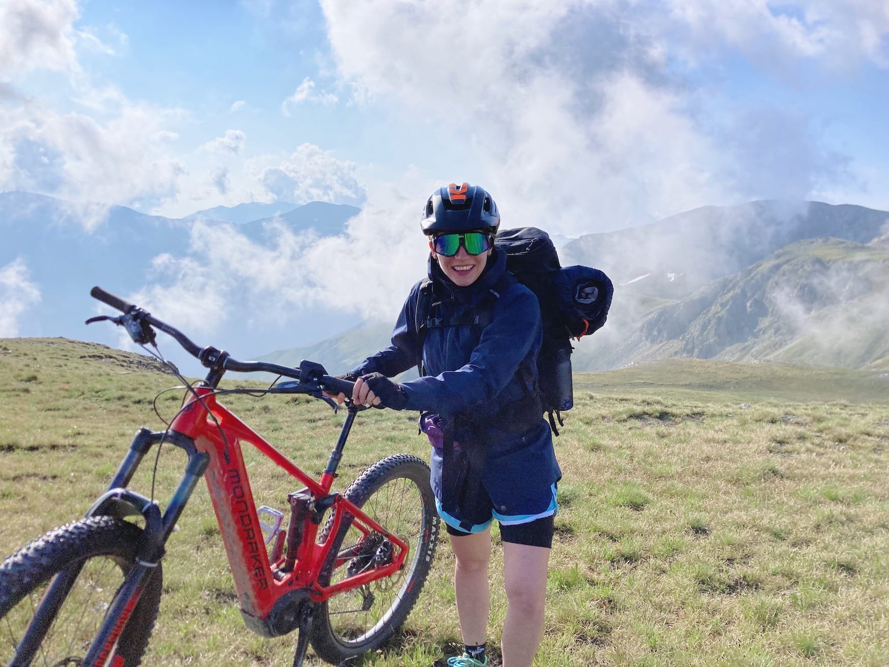 Unsere Autorin hat sich im E-Mountainbiken probiert.