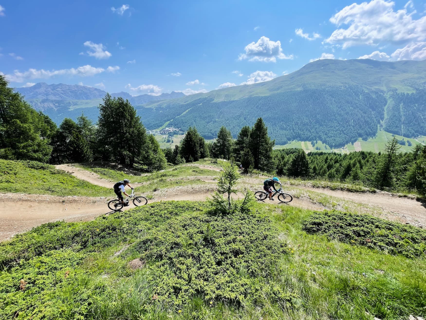 Zwei Mountainbiker unterwegs in den italienischen Alpen