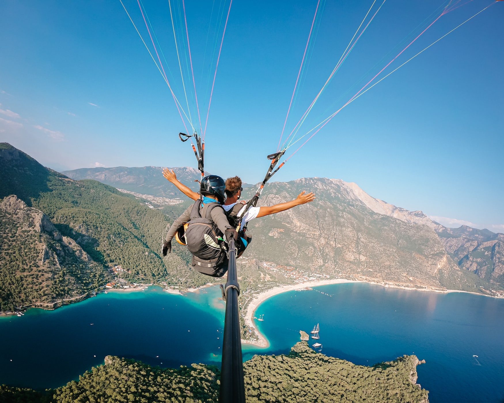 Paraglider über einem der schönen Strände in Europa: Ölüdeniz in der Türkei
