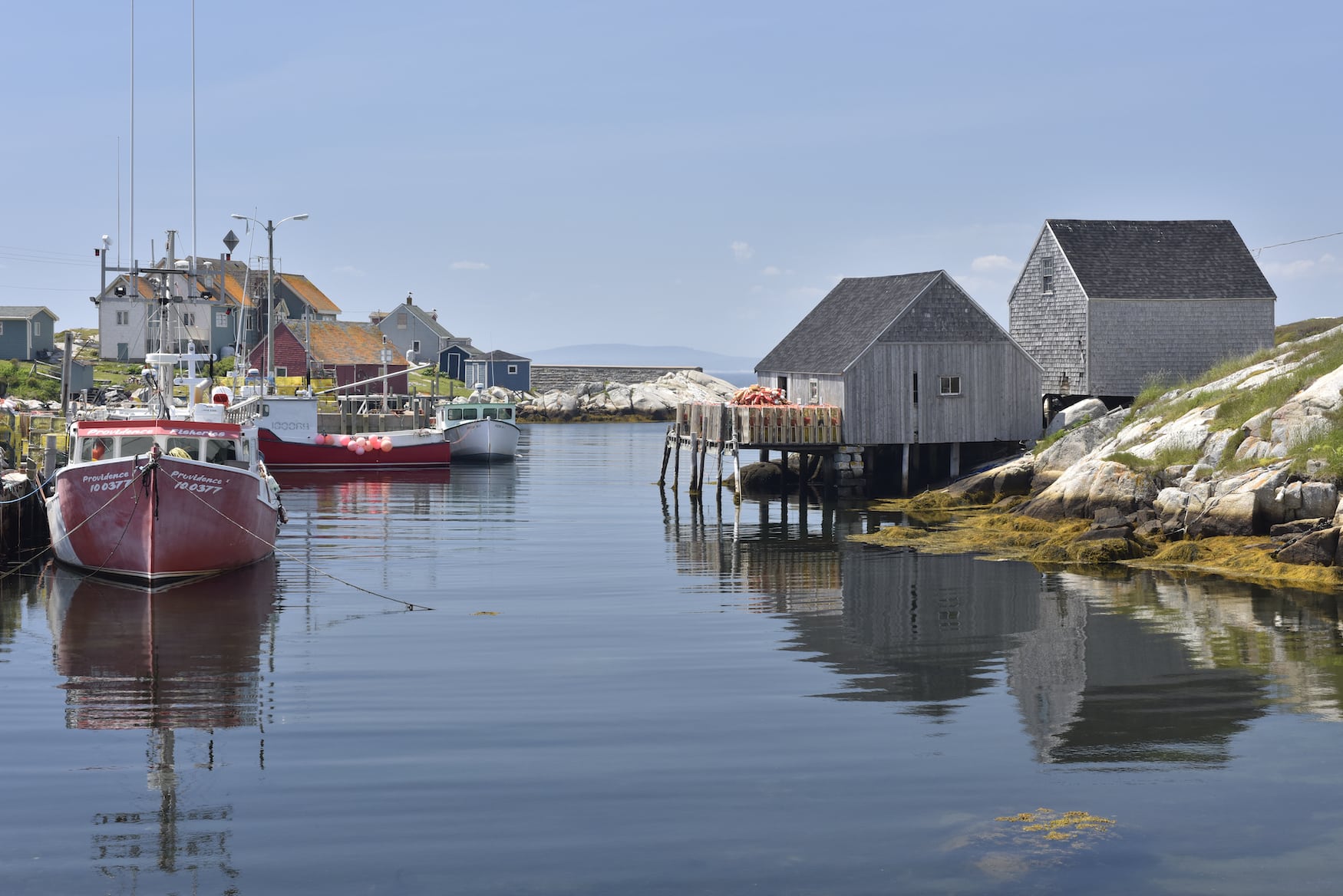 Boote im Hafen von Peggy's Cove, die man auf einem Roadtrip durch Nova Scotia besuchen sollte