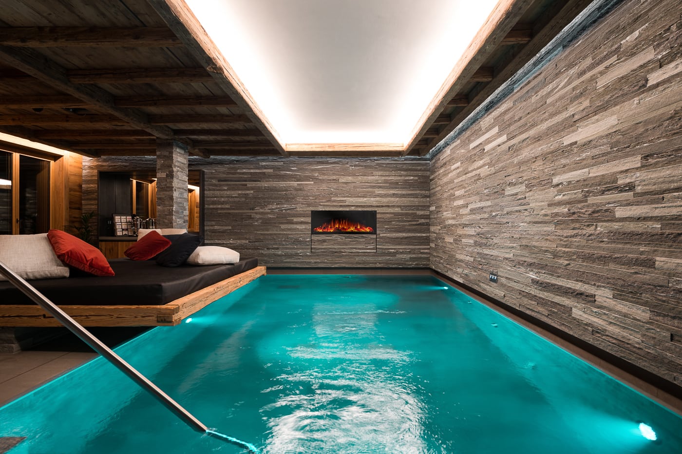 Wellnessbereich in einem Chalet, das sich wunderbar für einen Urlaub im Winter eignet
