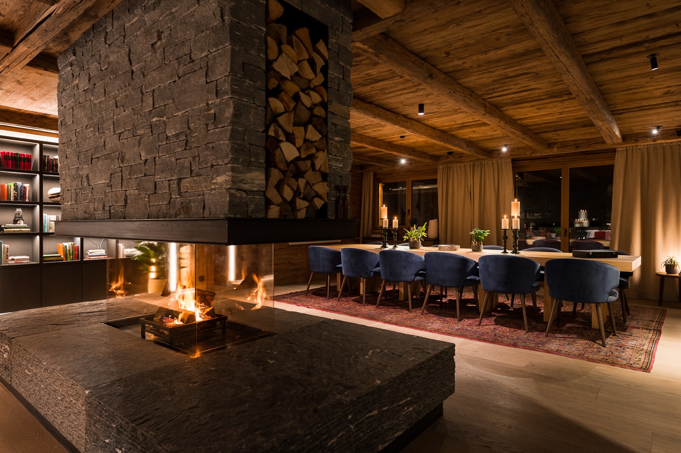 Wohnbereich in einem der Chalets von Arula im österreichischen Lech