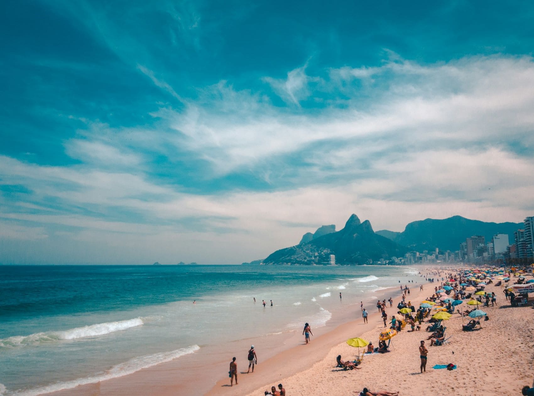 Blick auf den Strand an der Copacabana in Rio de Janeiro 