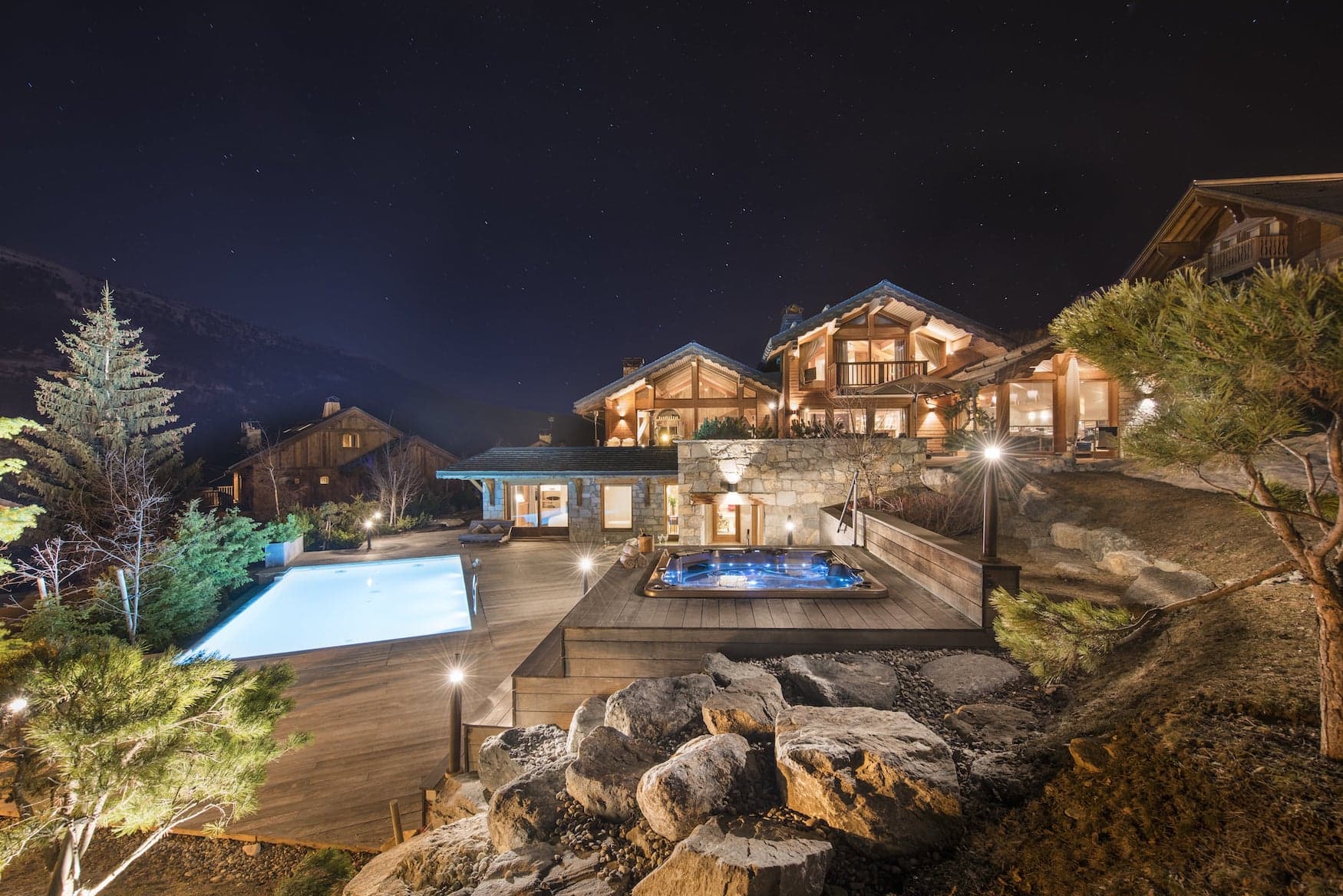 Außenbereich mit Pool bei Nacht im Mont Tremblant