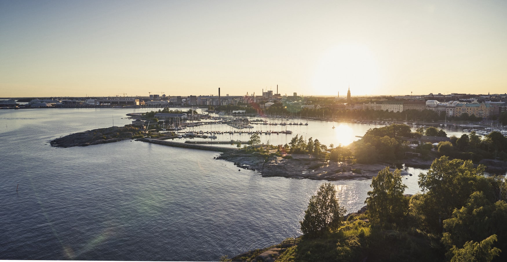 Küste vor Helsinki in der Morgendämmerung