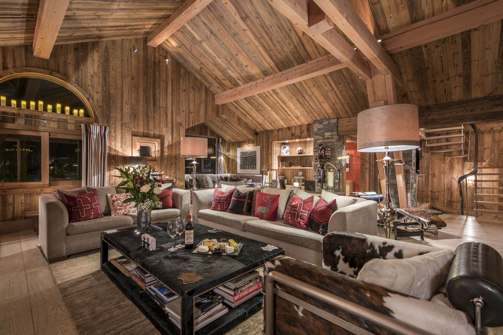 Wohnzimmer in einem Winterchalet für Freunde