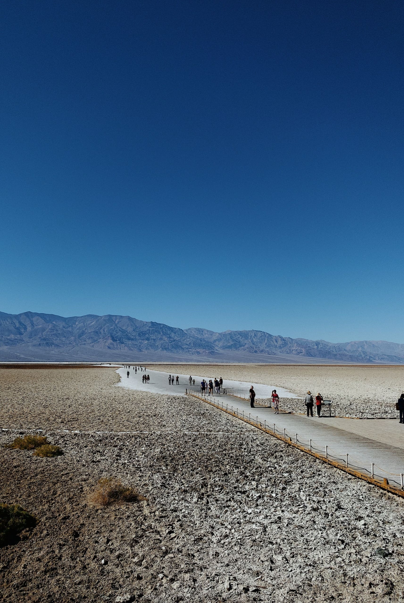 Besucher im Badwater Basin an einem sehr heißen Tag