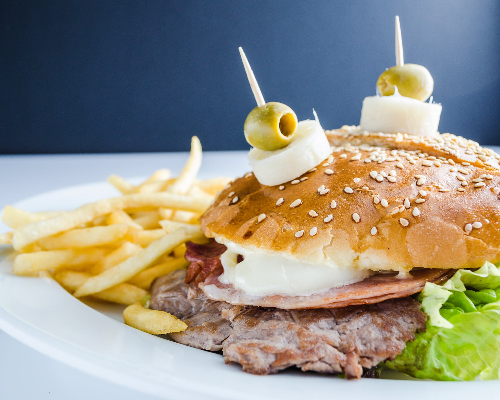 Traditioneller Hamburger aus Uruguay, der Chivito