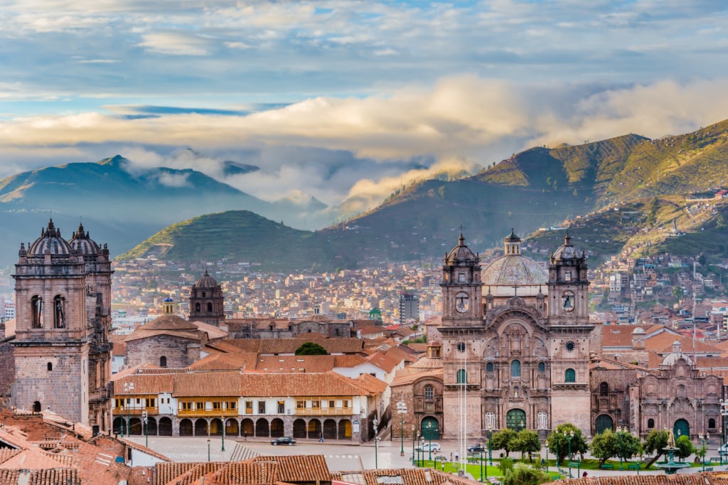 Sonnenaufgang über einem Platz in Cuzco, peru