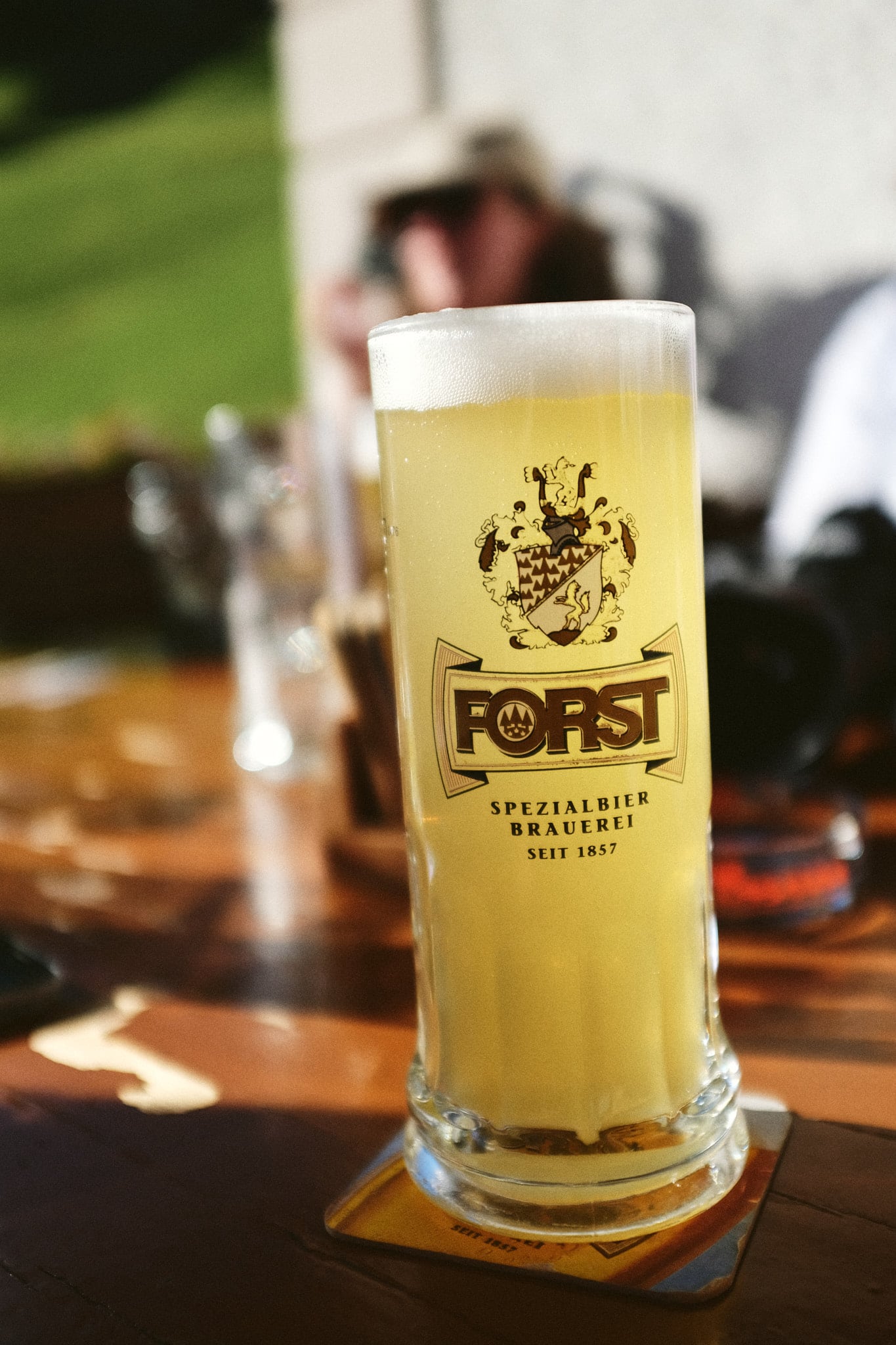 Forst Bier in einer Almhütte in den Alpen