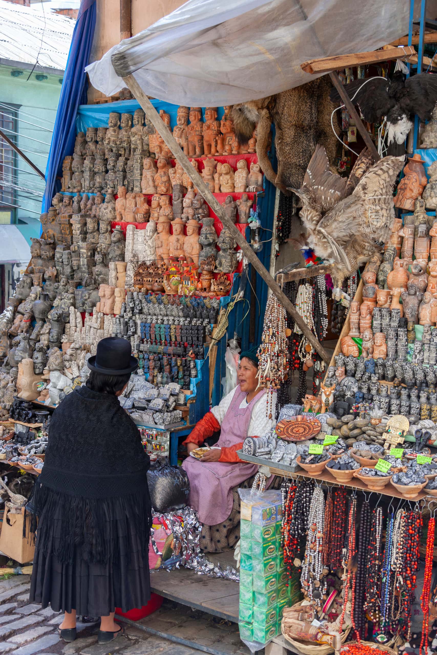 Zwei einheimische Frauen auf dem Hexenmakt in La Paz, Bolivien