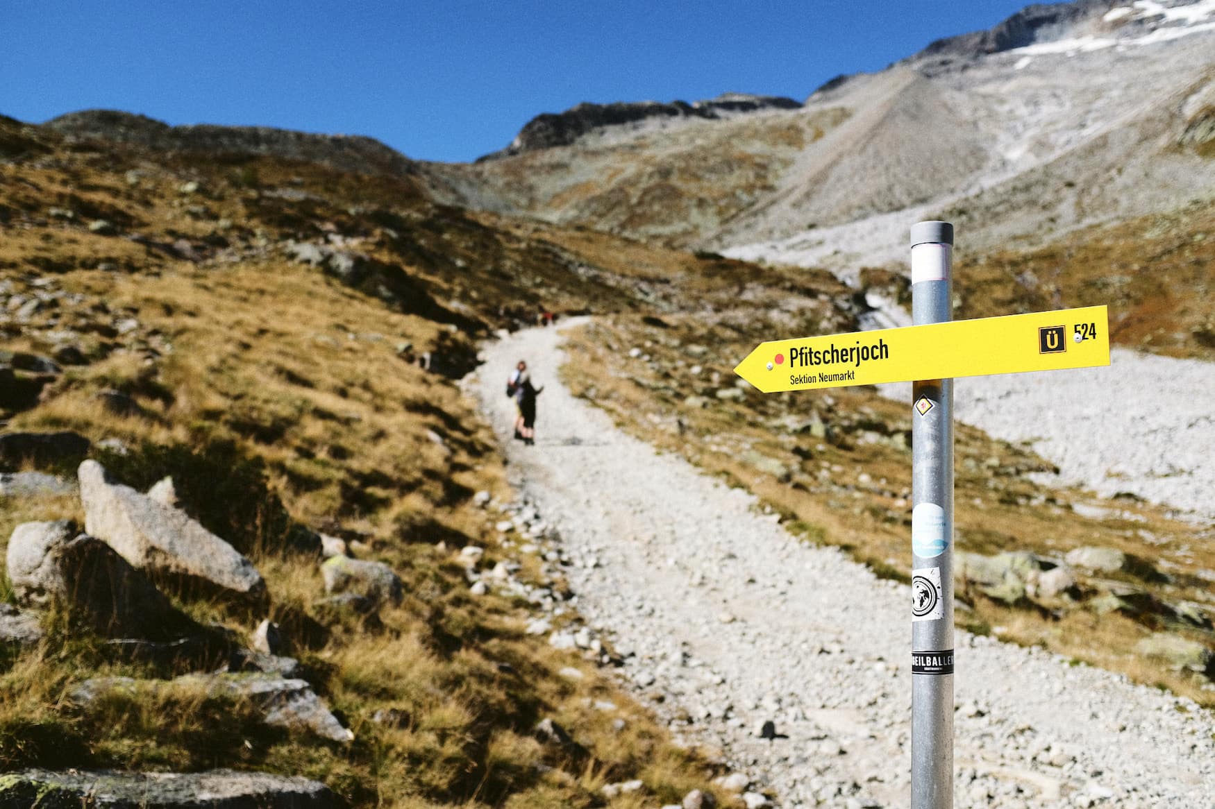Wegweiser zum Pfitscherjoch in den Alpen