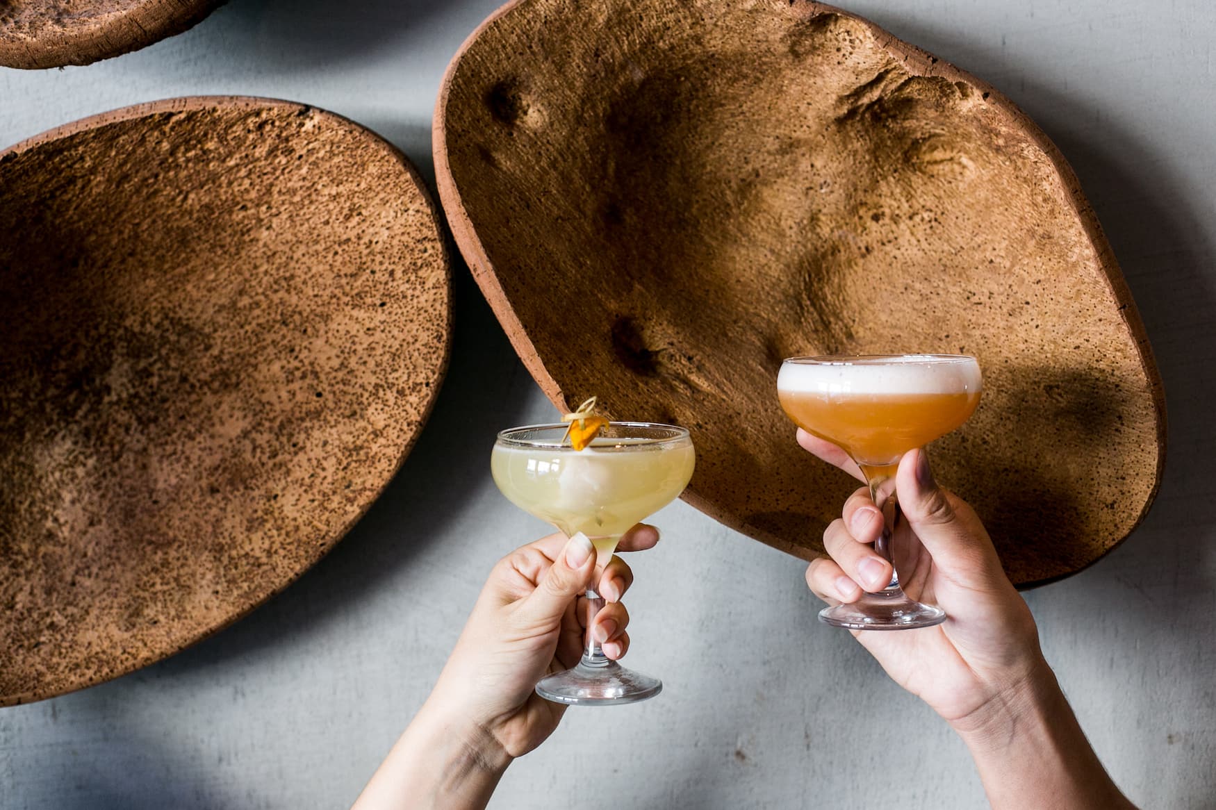 Zwei Cocktailgläser Pisco Sour